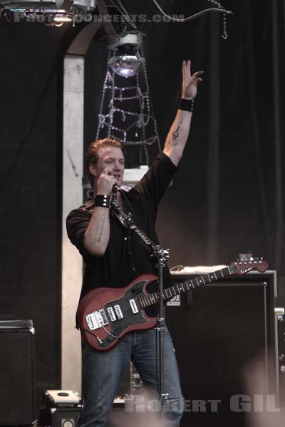 QUEENS OF THE STONE AGE - 2007-07-01 - CERGY - Base de Loisirs - Joshua Michael Homme III